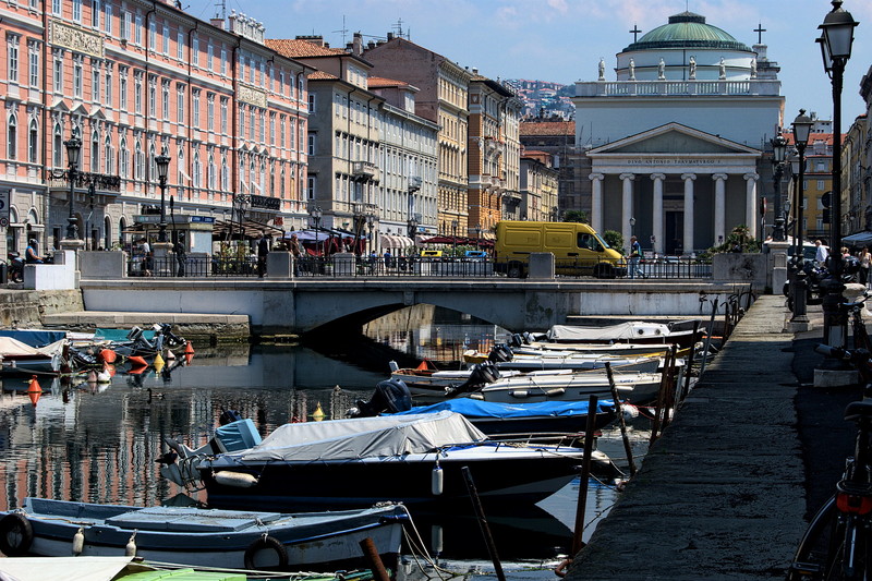 ''Punto giallo su ponte rosso'' - Trieste