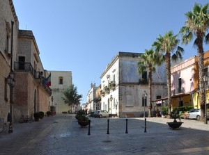 Piazza IV Novembre tra il castello e le palme
