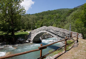 Ponte romanico a Vervaz