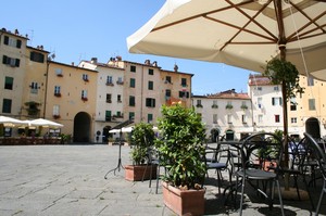 Piazza Anfiteatro  – Quando la storia rimane