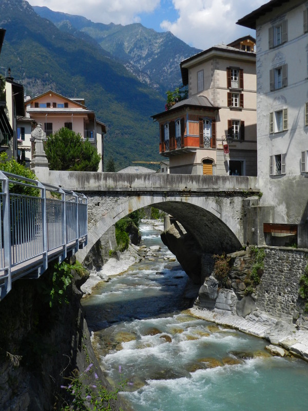 ''San Giovanni a guardia del suo ponte !'' - Chiavenna