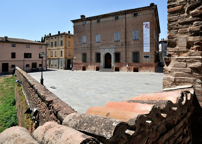 ''Piazza dei Contrari..al contrario'' - Vignola