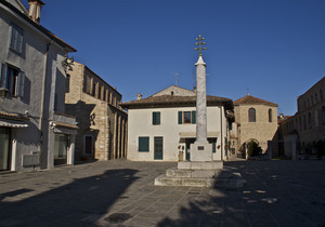 altra vista della piazza di Grado