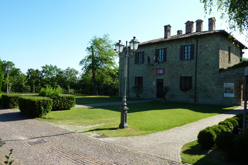 ''Davanti al Municipio …'' - Fortunago