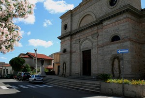 Oleandri davanti alla chiesa