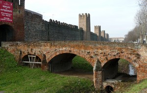 Passaggio per la cinta muraria