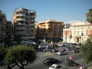 Piazza Cesare Battisti sotto il Sole di un pomeriggio estivo