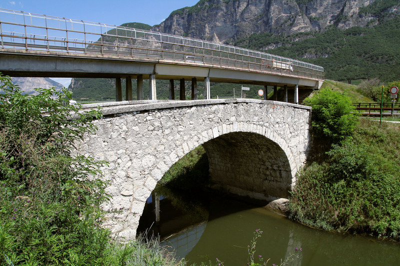 ''Sembrerebbe che il vecchio ponte sostenga quello più recente'' - Mezzocorona