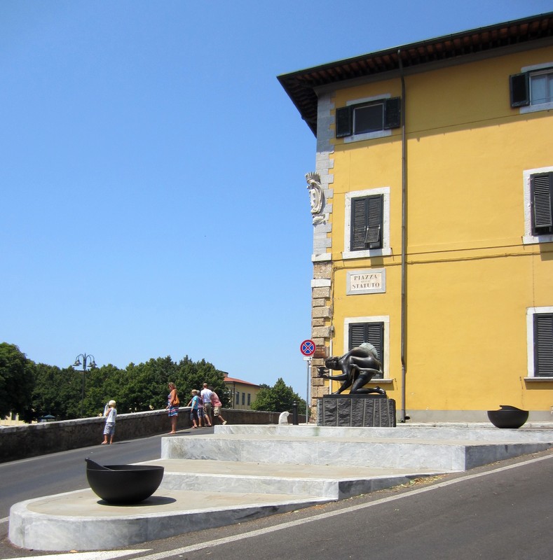 ''Sfinge-e-colomba'' - Pietrasanta