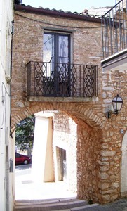 Ponte tra edifici noto come Arco dei carabinieri