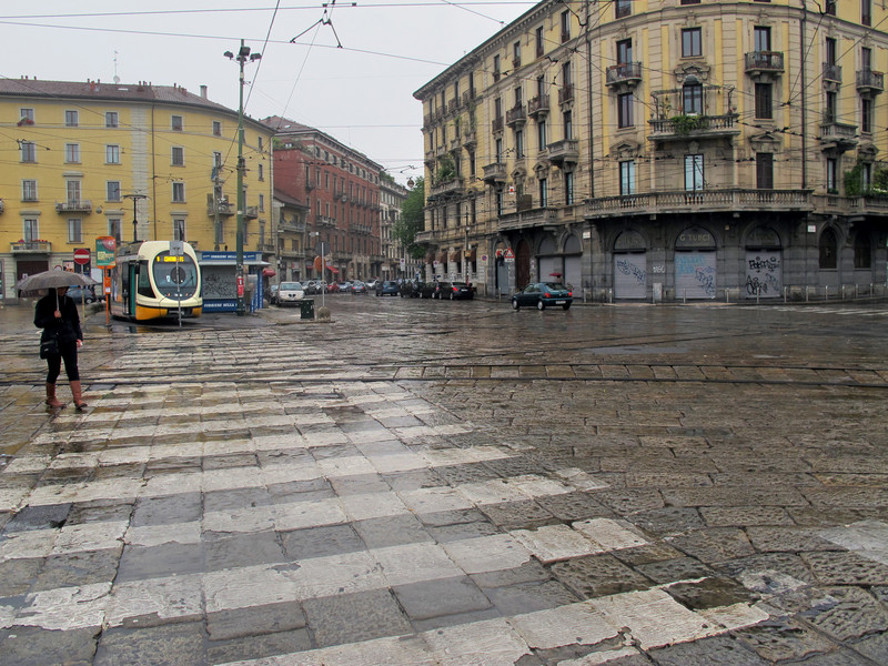''In piazza, a Porta Genova, sotto l’ombrello'' - Milano