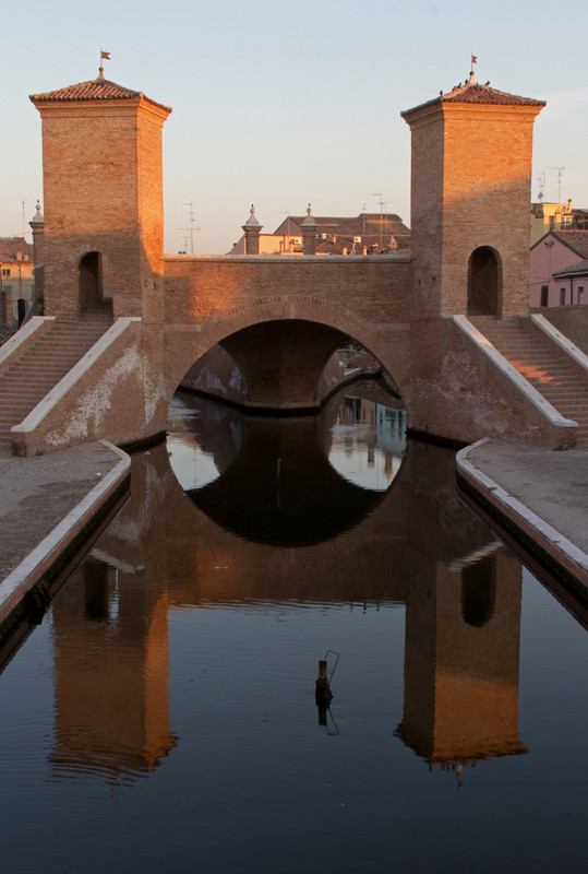 ''Un tiepido sole riscalda l’antico manufatto'' - Comacchio