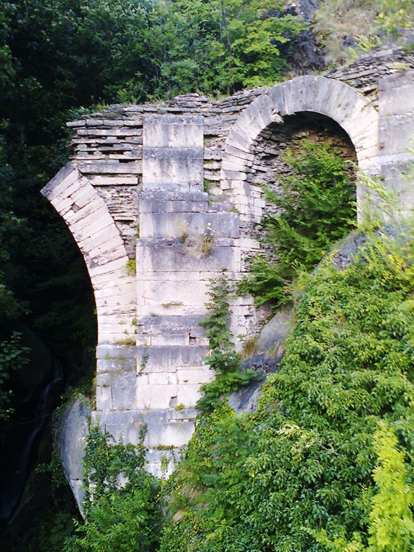 ''il ponte di tufo'' - Saint-Vincent