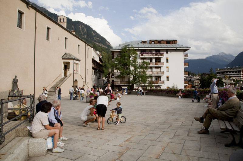''La piazza della chiesa'' - Courmayeur