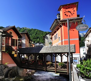 Il ponte è proprio di legno……