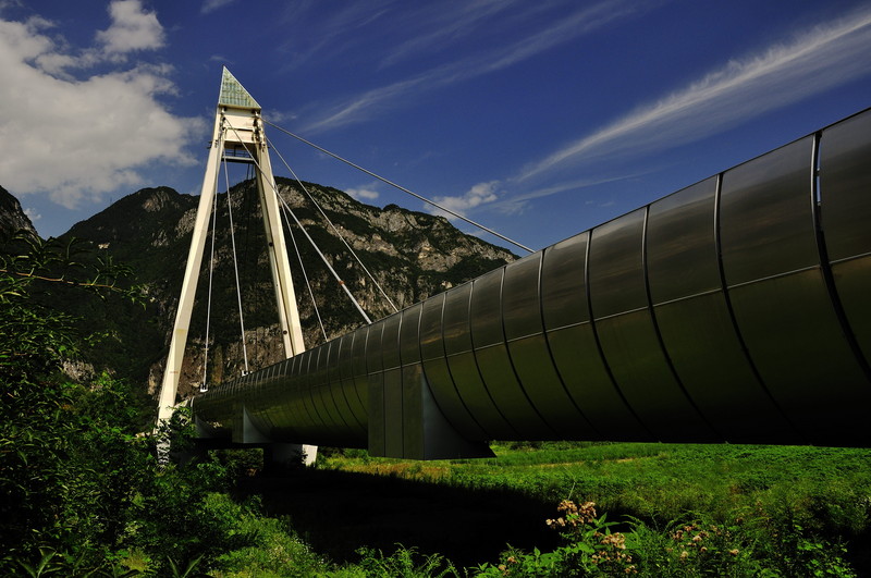 ''E in mezzo scorre un fiume…..di automobili'' - Lavis