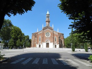 La piazza con un campanile fra i più alti d’Italia