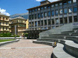 Una bici gialla in piazza Narbonne