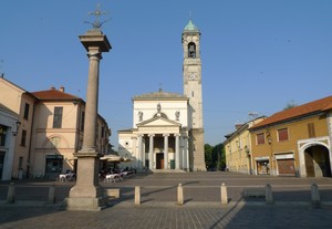 La piazza con la basilica
