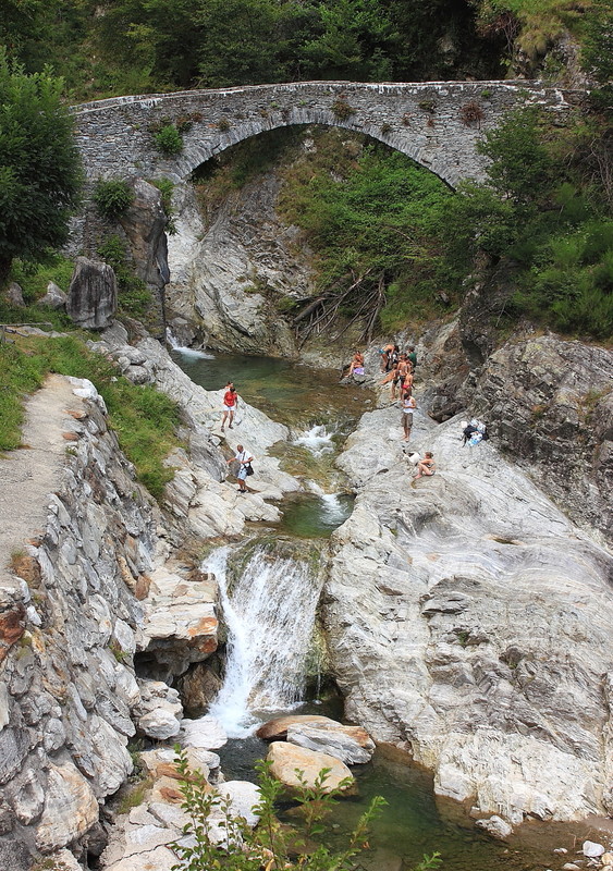 ''Rinfrescata sotto al ponte'' - Livo