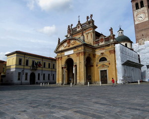 In piazza Crespi… la chiesa in restauro