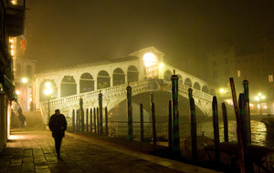 Venezia: ponte di Rialto di notte