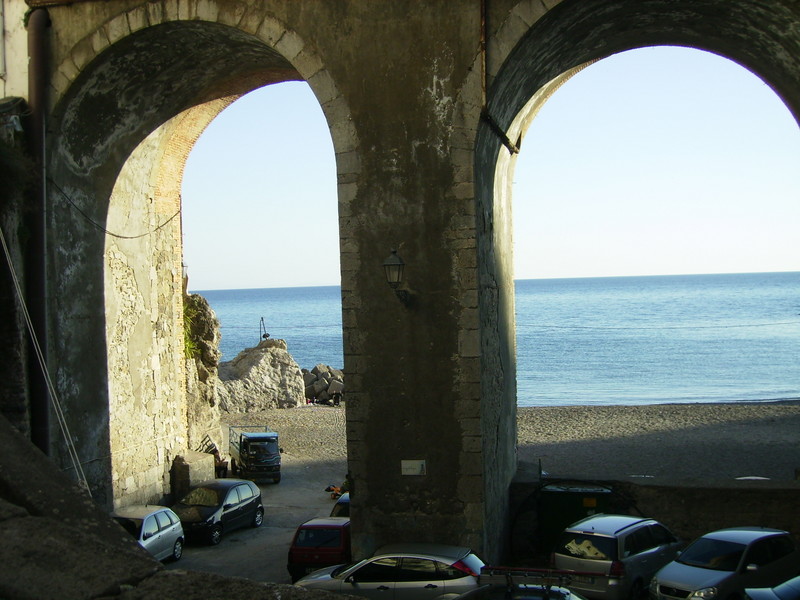 ''La strada scavalca la spiaggia'' - Atrani