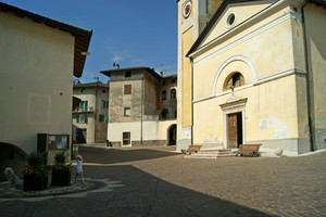 C’è un bambino che sale un cancello ruba ciliege e piume d’uccello…