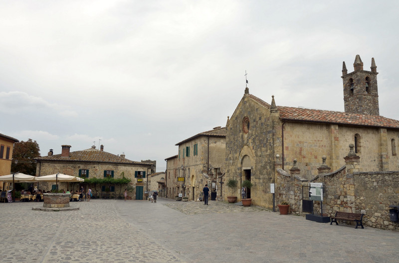 ''La piazza e la chiesa'' - Monteriggioni