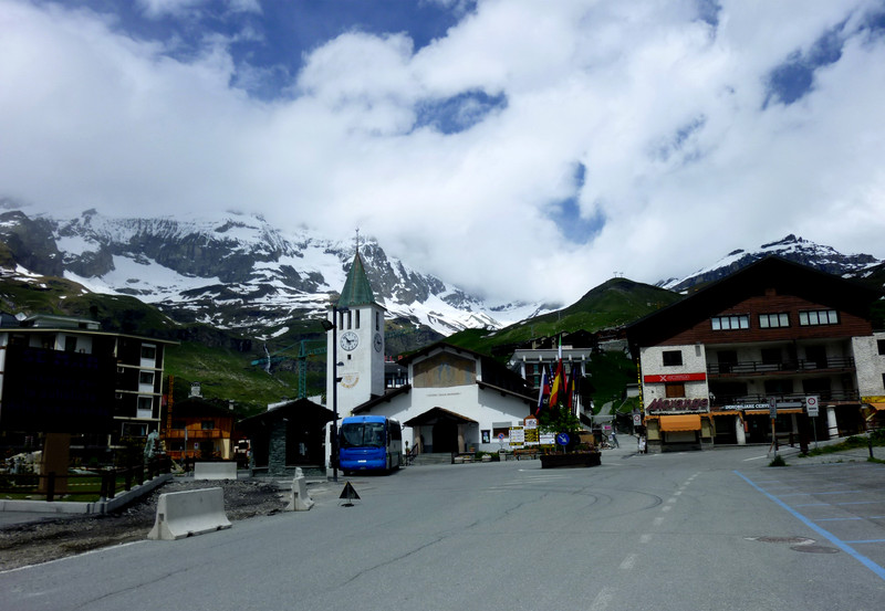 ''Piazza deserta con il Cervino nascosto'' - Valtournenche