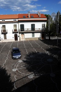 Mi verrebbe voglia di legarlo alla ruota…dello zodiaco, chi parcheggia così.