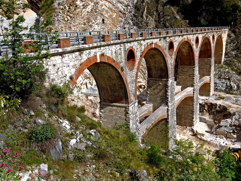 ''Il ponte nella montagna di marmo…'' - Carrara