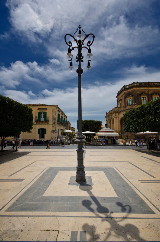 ''pole in the middle'' - Noto