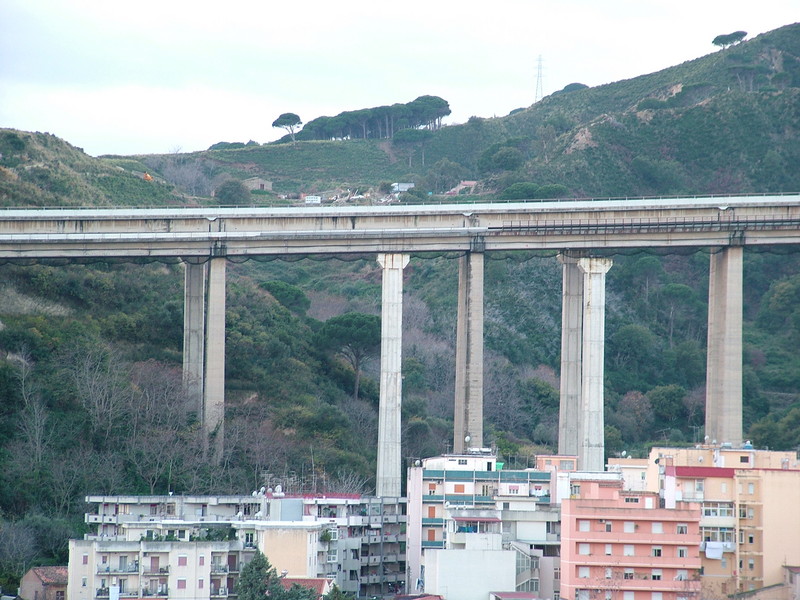 ''ponte su palazzi o palazzi sotto il ponte……………..'' - Messina