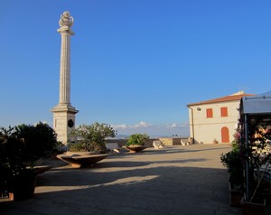 ” tra quella gente vana che spera in Talamone”