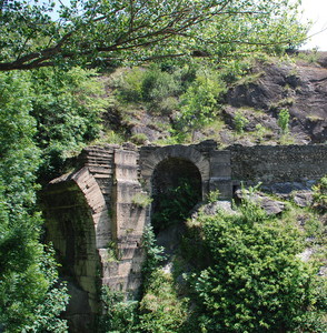 resti del ponte romano sulla strada consolare delle Gallie