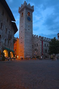 Solo nel giorno, e poi dentro il silenzio della fatale sera…