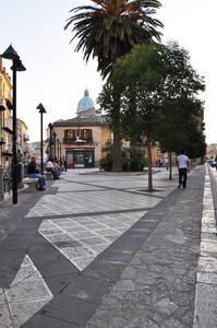 Piazza Michele Tripisciano ed il cupolone della Cattedrale Santa Maria La Nova