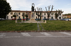 La piazza dove si trova il  bel monumento ai caduti.