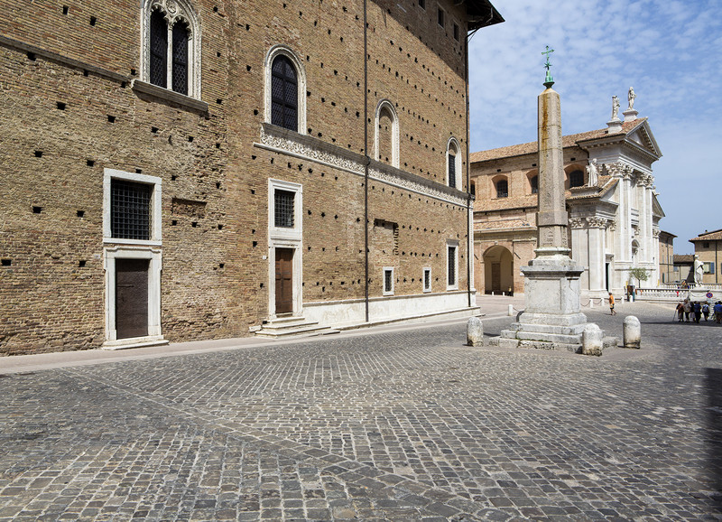 ''Camminando per la piazza'' - Urbino