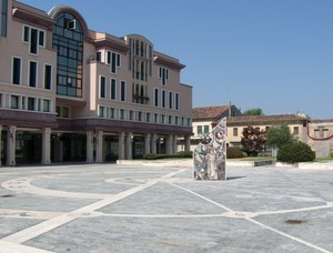 La piazza con la meridiana