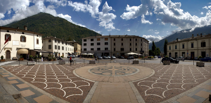 ''Una piazza alle porte della Svizzera'' - Tirano
