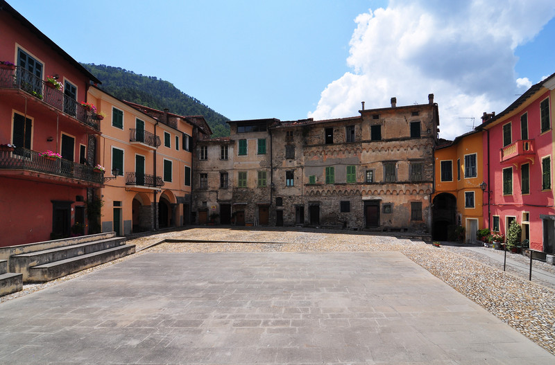 ''L’ampia Piazza Castello'' - Pigna