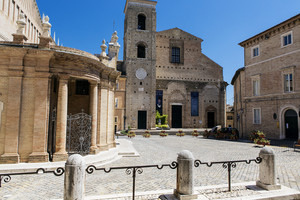 La piazza e la chiesa