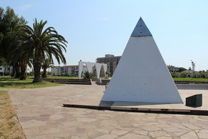 Una piramide in Piazza Antonio Segni