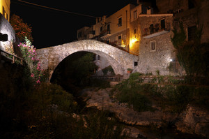 Ponte medioevale di notte: magica visione