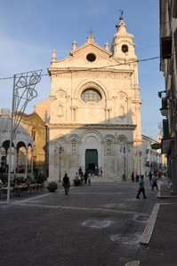 Piazza Francesco De Sanctis con la Cattedrale da poco restaurata