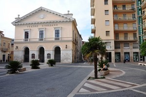 Piazza Cesare Battisti col Teatro Umberto Giordano