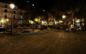 di sera al fresco d’estate in piazza Manfredi Nicoletti