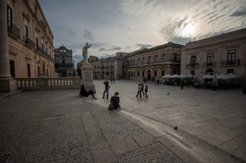 ''non ludari la jurnata si non scura la sirata'' - Siracusa
